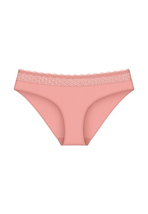 Pinkfarbene Damenunterwäsche im Bikini-Stil mit einem Spitzenbund und glattem Stoff, flach auf einem weißen Hintergrund präsentiert.