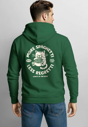 Grüne Kapuzenjacke mit einem Motiv von einer Katze, die Spaghetti isst. Text lautet "MEHR SPAGHETTI! WENIGER BEDAUERN!" in cremefarbener Schrift. Material aus Baumwollmischung.