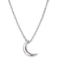 Collar de plata con un colgante de media luna pulida en una cadena enlazada. El colgante presenta una textura suave y una superficie brillante.