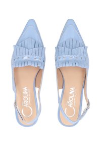 Des chaussures slingback en daim bleu avec des bouts pointus, des détails plissés, du matériel de couleur argentée et une semelle intérieure lisse.