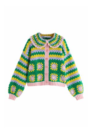 Krāsains adījuma kardigāns ar rozā pogu rindu un kaklu, kas izceļas ar zaļām, dzeltenām un purpura svītrām un ziedu kvadrātu rakstiem.