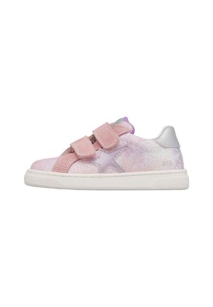 Scarpa da ginnastica per bambini rosa e viola con glitter, con due cinturini in velcro, un disegno a stella sul lato e una suola in gomma bianca.