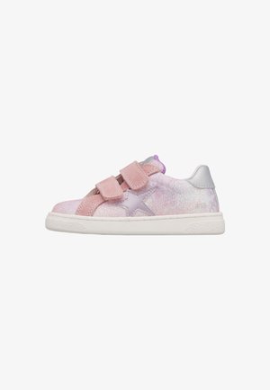 Rosa-violetter glitzernder Kindersneaker mit zwei Klettverschlüssen, einem Sternmotiv an der Seite und einer weißen Gummisohle.