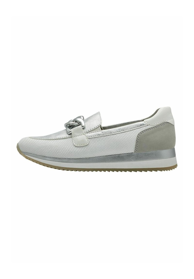 Biele sieťované slip-on topánky s šedými semišovými akcentmi, so zdobnou kovovou reťazou a textúrovanou gumovou podrážkou.