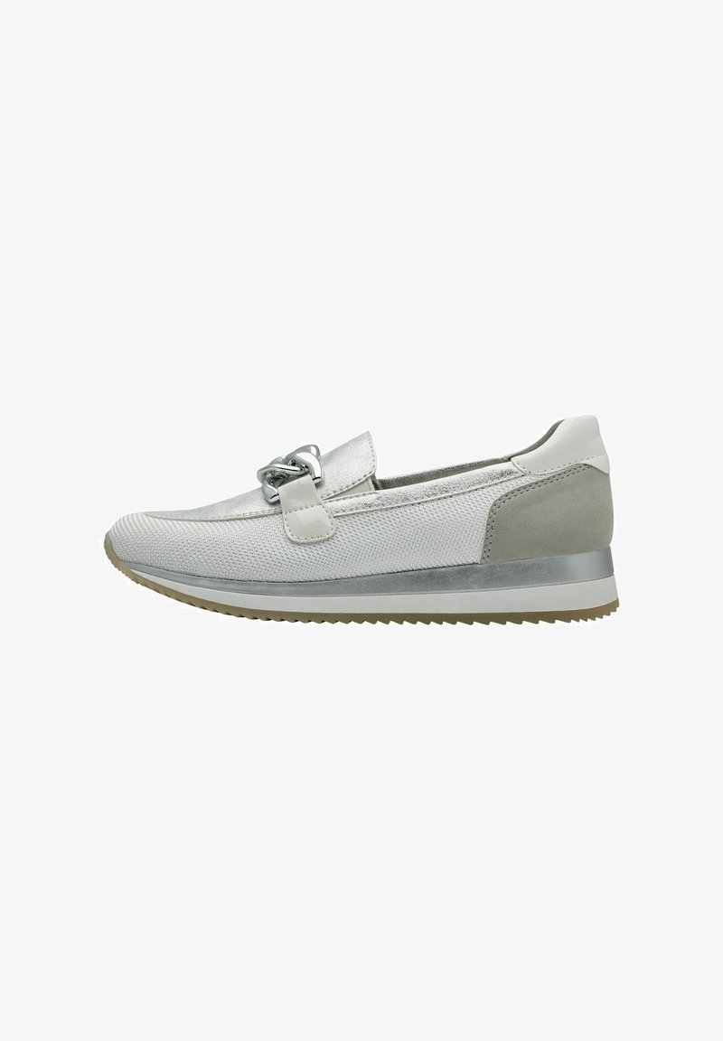 Hvide mesh slip-on sko med grå suede detaljer, der har en dekorativ metal kæde og en struktureret gummisål.