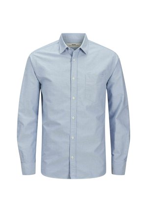 Camisa de botones de manga larga azul claro con un bolsillo en el pecho izquierdo. Hecha de una tela suave con una textura lisa y un sutil detalle de logo.