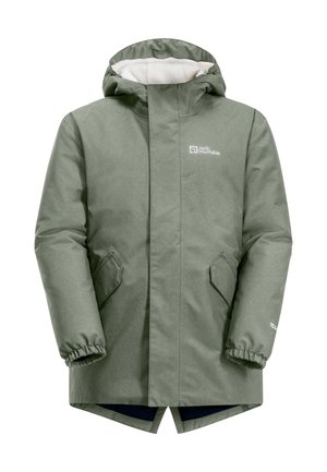 Groene, gewatteerde parka met fleece voering, elastische manchetten en zijzakken. Heeft een logo op de borst en een langere achterkant. Waterdicht materiaal.