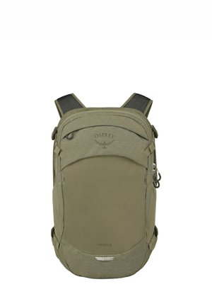 Mochila Osprey Nebula verde oliva con correas acolchadas para los hombros, bolsillo frontal con cremallera y forma rectangular compacta.