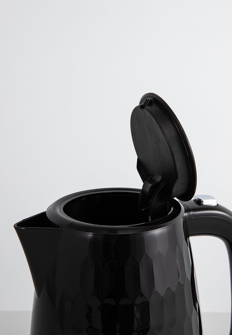 Schwarzer Kunststoffkessel mit einem facettierten Muster, einem teilweise geöffneten Scharnierdeckel und einem Ausguss. Glatter Griff und ein silberner Knopf an der Seite.