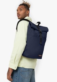 Eastpak UP ROLL - Ryggsäck - moonlit navy