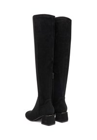 Čierne nadkolenné čižmy vyrobené z semišu, s robustným podpätkom a bočným zipsom, s hladkým povrchom a minimálnym detailom šitia.