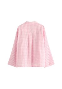 Różowa i biała koszula w kratkę w stylu gingham, o luźnym kroju, długich rękawach i plisie z tyłu dla większego komfortu. Materiał bawełniany lub mieszanka bawełny.