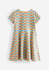 Obleka s kratkimi rokavi iz mehkega materiala s pisanim vzorcem mavrice na svetlo vijolični podlagi, ki se razširi v pasu.