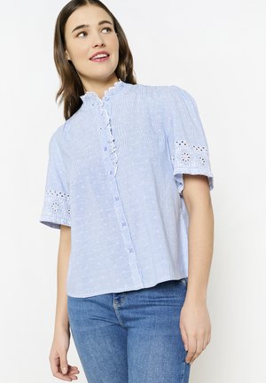 Camicia a maniche corte a righe blu chiaro con colletto arricciato e dettagli in pizzo ricamato sulle maniche, dotata di piccoli bottoni sul davanti.