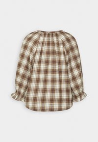 Brun och krämrandig blus med rynkad halslinning, trekvartslånga ärmar och elastiska manschetter. Tyget har ett mjukt, strukturerat utseende.