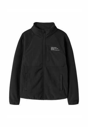 Veste polaire noire à fermeture éclair intégrale, col montant, deux poches latérales et une poche poitrine avec texte blanc imprimé sur le côté gauche.