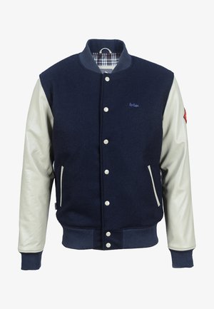 Marineblauw wollen varsityjack met crèmekleurige leren mouwen, witte drukknoopjes en een geruite binnenvoering. Voorzien van zijzakken en een logo op de borst.