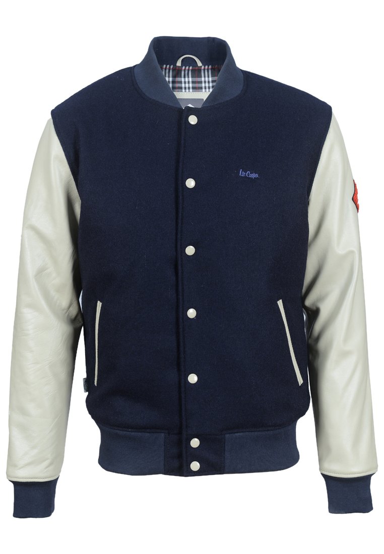 Giacca varsity in lana blu navy con maniche in pelle crema, bottoni a scatto bianchi e interno a quadretti. Presenta tasche laterali e logo sul petto.