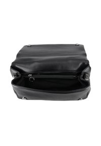 Borsa nera in pelle con una texture liscia, forma rettangolare e dettagli in argento. Presenta un compartimento principale aperto con cerniera e una tasca interna.