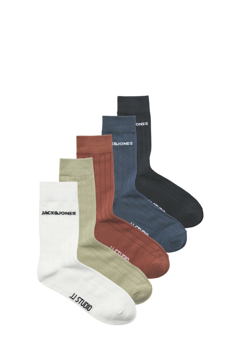 Vijf paar geribde sokken in groen, terracotta, marineblauw, zwart en wit, met bedrukte merknamen vlak onder de bovenkant.