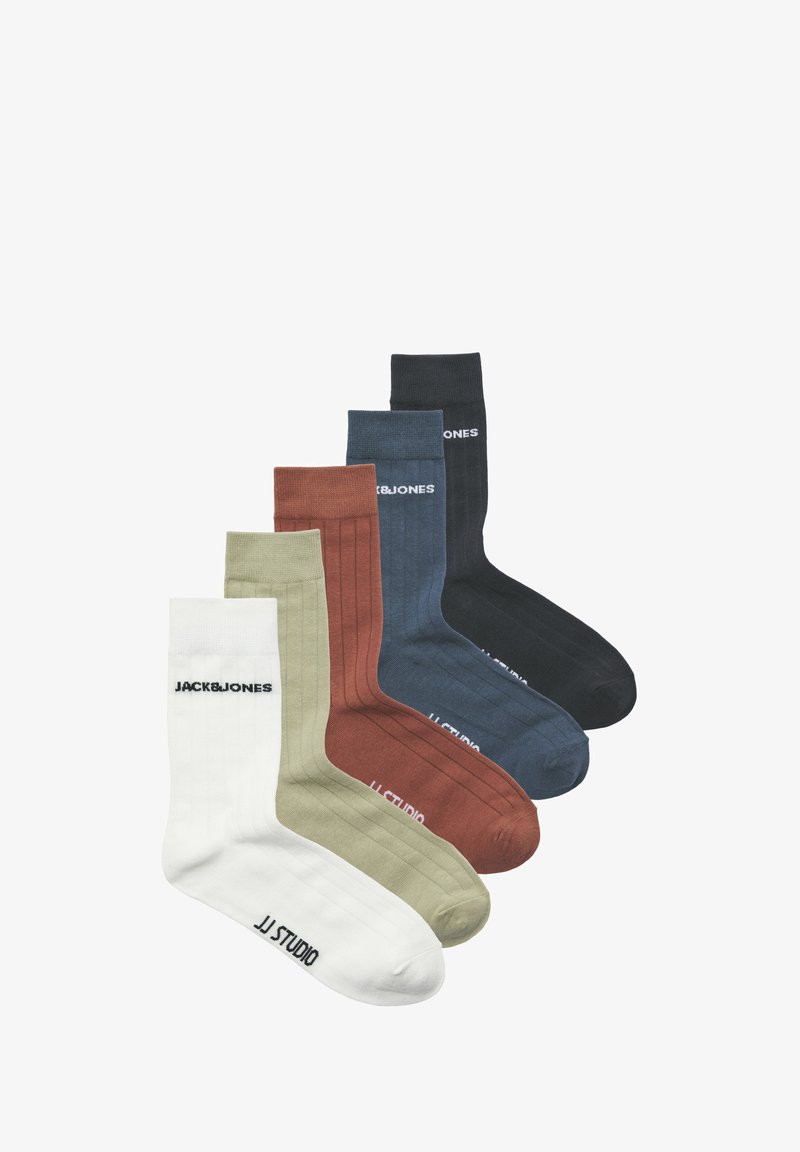 Vijf paar geribde sokken in groen, terracotta, marineblauw, zwart en wit, met bedrukte merknamen vlak onder de bovenkant.