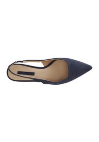 Pantofii slingback din suede navy, cu vârf ascuțit, laterale decupate și o branț confortabil din bej neted. Au o singură curea și niciun element hardware vizibil.