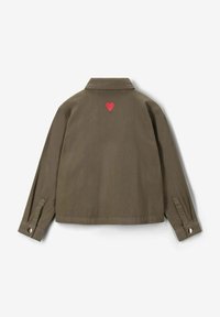 Veste vert olive avec un col, des manches longues et un détail de broderie en forme de cœur rouge au dos. Texture lisse et accents de boutons pression.