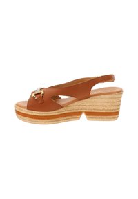 Sandalo wedge in pelle marrone con punta aperta, design slingback, suola in espadrille testurizzata e dettaglio in metallo dorato.