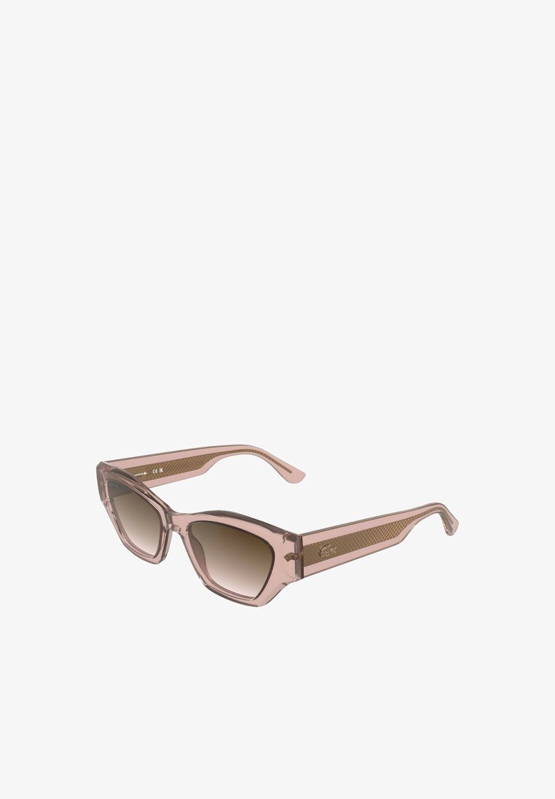 Lunettes de soleil angulaires en plastique translucide rose clair, avec des verres dégradés marron et des accents texturés dorés sur les branches.