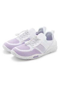 Leichte Sportschuhe mit einem atmungsaktiven Obermaterial aus weißem und lavendelfarbenem Mesh, elastischen Schnürsenkeln und einer strukturierten, weißen Gummisohle.