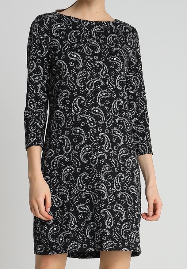 Abito nero con un motivo paisley bianco. Maniche lunghe, scollatura tonda, lunghezza sopra il ginocchio, realizzato in un tessuto morbido e elasticizzato.