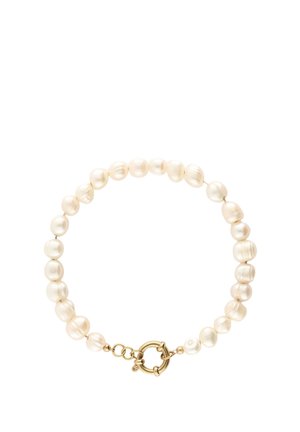 Pulsera redonda de perlas blancas irregulares con un cierre circular dorado y cadena ajustable sobre un fondo blanco.