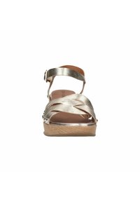 Metalen goudkleurige wedge sandals met meerdere geweven banden, een enkelband met gesp en een houten-look platformzool.