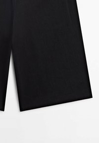 Pantaloni neri a gamba larga realizzati in tessuto leggero, caratterizzati da linee pulite e una texture liscia senza motivi o dettagli hardware visibili.