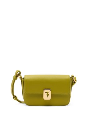 Borsa a tracolla in pelle verde oliva con tracolla regolabile e chiusura rettangolare in oro sulla patta frontale.