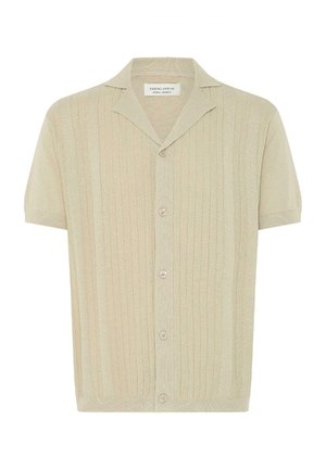 Maglia beige a maniche corte con trama a costine verticali, colletto aperto e cinque bottoni frontali.