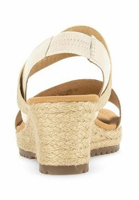 Wedge-sandalen met een gevlochten jute hak, crème en tan stoffen banden, een gestructureerde binnenzool en een verstelbaar elastiek voor een veilige pasvorm.