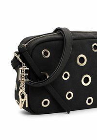 Borsa a tracolla nera con dettagli in metallo dorato, chiusura con cerniera e tracolla rimovibile. Realizzata in materiale morbido con finitura testurizzata.