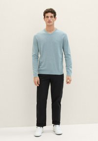 TOM TAILOR MIT V-AUSSCHNITT - Pullover - dusty ice melange