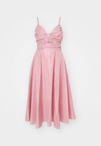 Roze satijnen jurk met een getailleerde lijfje en geplooide stof, spaghettibandjes en een uitlopende rok tot op de knie. Gebreid met een gladde afwerking.
