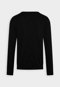 Černý svetr s dlouhým rukávem vyrobený z hladké, lehké tkaniny. Má kulatý výstřih a žebrované manžety a lem, s těsným střihem.