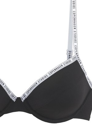 Crni grudnjak s podstavljenim čašama, s bijelim logotipom duž remena i oko donjeg dijela, glatke teksture i konturiranog oblika.