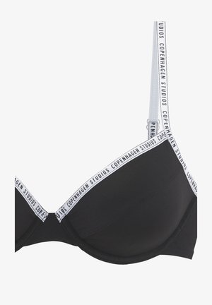 Crni grudnjak s podstavljenim čašama, s bijelim logotipom duž remena i oko donjeg dijela, glatke teksture i konturiranog oblika.