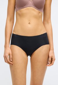 Juodi medvilniniai hipsterio stiliaus apatiniai su lygiu paviršiumi, vidutinio aukščio liemeniu ir elastine liemene, sukurti patogumui ir geram prigludimui.