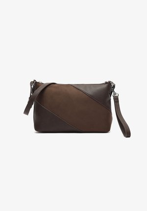 Prostokątna torebka na ramię z brązowej skóry w dwóch odcieniach, z ukośnymi panelami kolorystycznymi, regulowanym paskiem oraz odpinanym uchwytem na nadgarstek na białym tle.