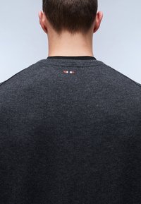 Donkergrijze sweater voor heren met een geribbelde halslijn en een klein tri-kleurig logo op de achterkant. Zachte, gestructureerde stof, regular fit.