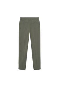 Pantalons ajustés vert olive avec une coupe droite, comportant deux poches arrière et des lignes épurées, fabriqués à partir d'un tissu doux et texturé.