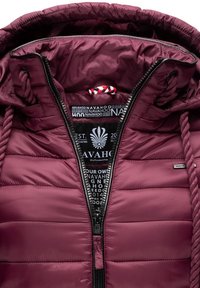 Bordeaux pufferjack met een rits en capuchon; heeft textuurstof, elastische trekkoorden en een merklabel aan de binnenkant.