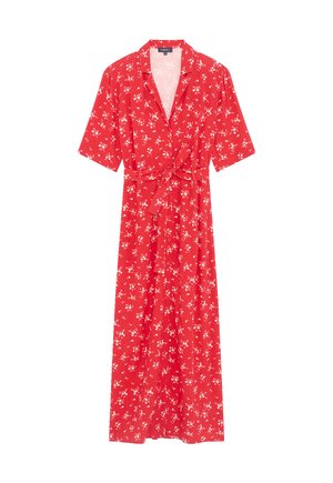 Rode bloemenjurk met korte mouwen, een kraaghalslijn en een strikriem in de taille. De stof heeft overal witte bloemenpatronen.