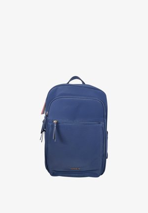 Zaino blu navy con tasca frontale con zip, cursori dorati, maniglia superiore e logo discreto vicino al centro inferiore.